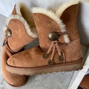 UGG Bailey Button UGG Charm Chestnut Brown Sheepskin Boots Size 6